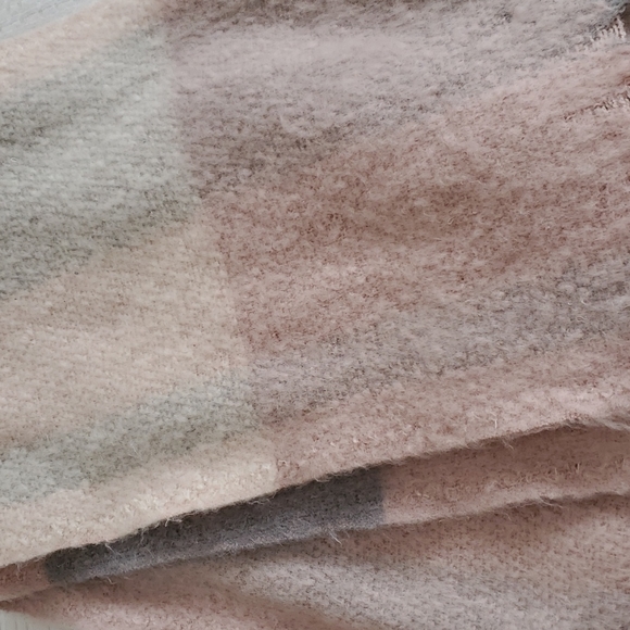 H&M Super Soft Cozy Neckscarf - Picture 3 of 3